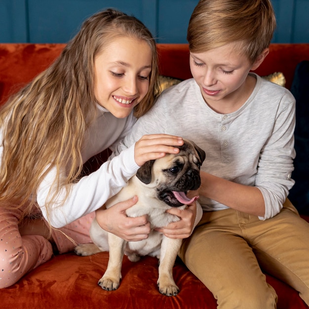 Frères et sœurs passant du temps avec leur chien