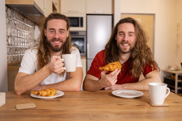 Frères vue de face prenant le petit déjeuner