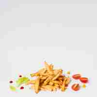 Photo gratuite frites aux tomates sur table blanche