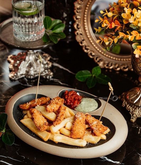 Frites et croquettes de poulet croustillantes