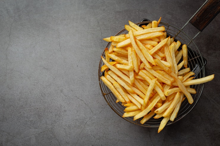 Photo gratuit frites croustillantes au ketchup et mayonnaise.