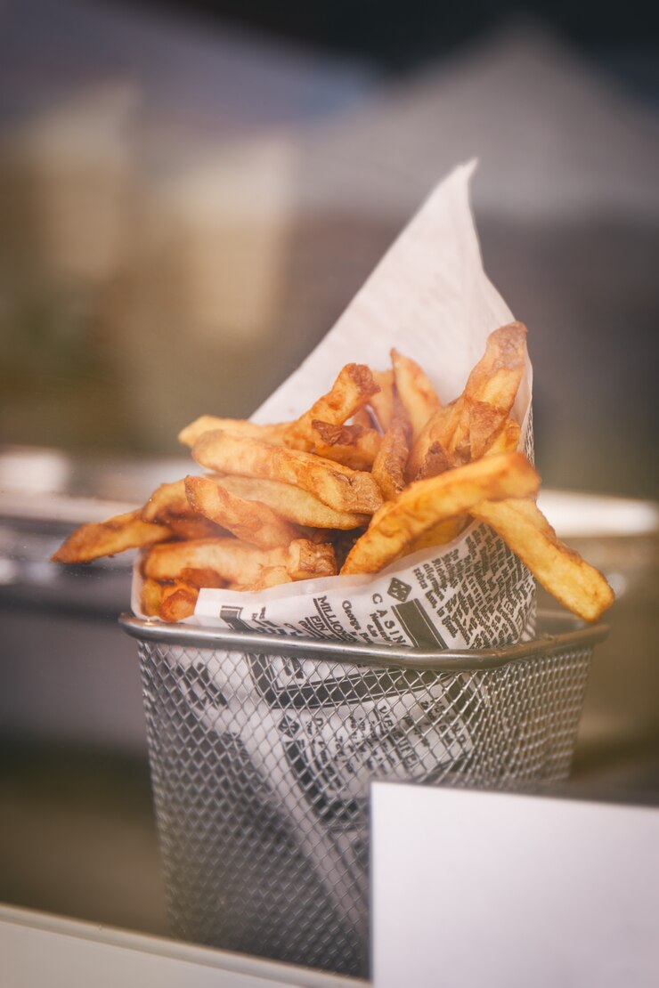 Photo gratuit frites dans un bol en aluminium