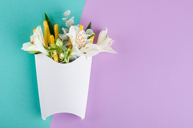 Frites écologiques avec vue de dessus de fleurs