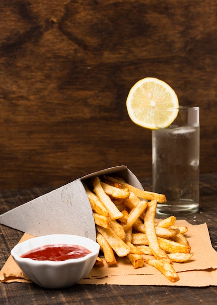 Photo gratuite frites avec ketchup et limonade