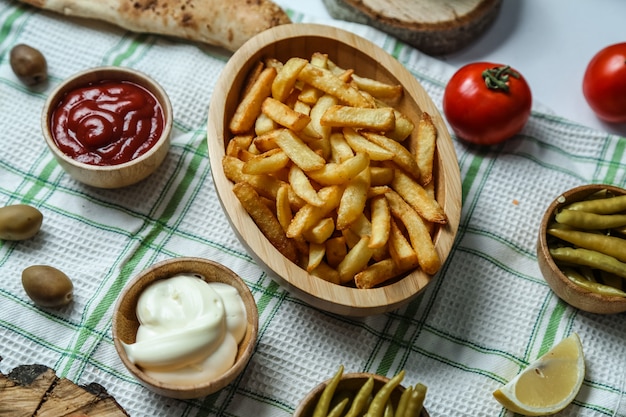 Frites mayyonaise ketchup poivron épicé tomate citron