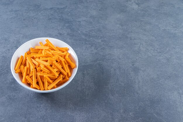 Frites de patates douces dans un bol , sur le fond de marbre.