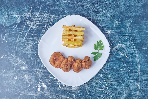 Photo gratuite frites avec des pépites croustillantes.