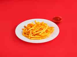 Photo gratuite frites sur une plaque rouge