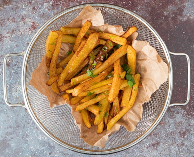 Photo gratuite frites de pommes de terre dans un bol en plastique