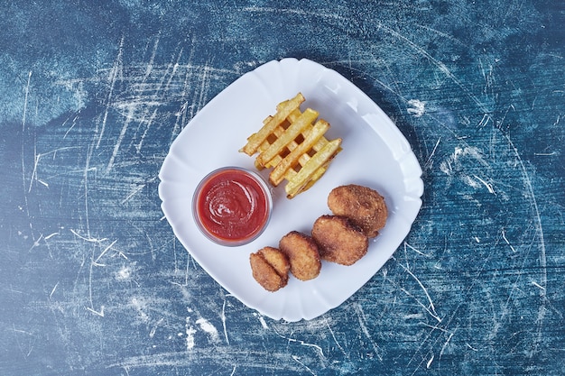 Frites avec sauces et pépites.