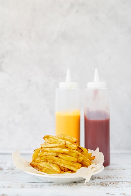 Frites sur la table en bois