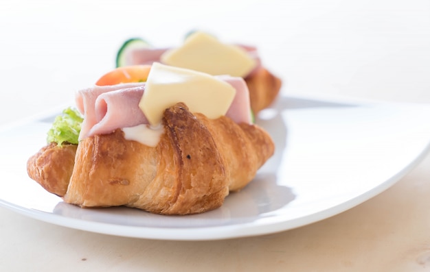 Fromage au jambon sandwich au croissant