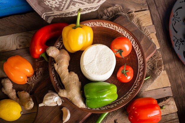 Fromage aux tomates et poivrons. Vue de dessus