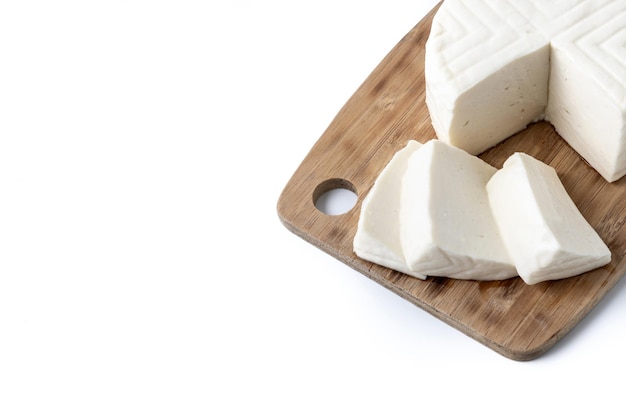 Fromage blanc frais tranché à partir de lait de vache isolé sur fond blanc