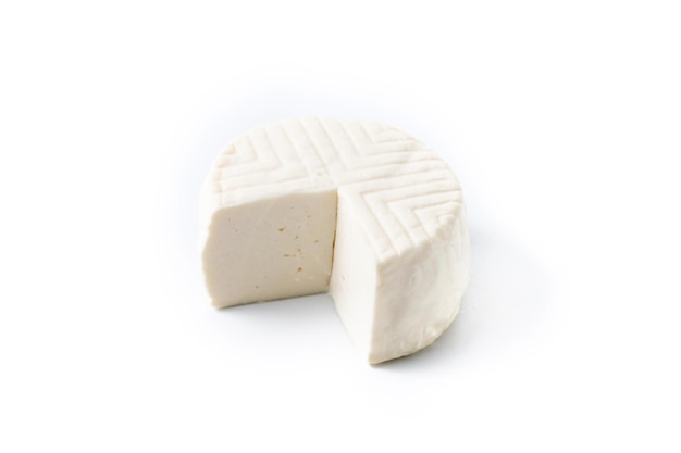 fromage blanc frais tranché à partir de lait de vache isolé sur fond blanc