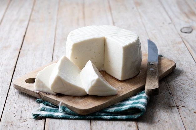 Fromage blanc frais en tranches de lait de vache sur table en bois