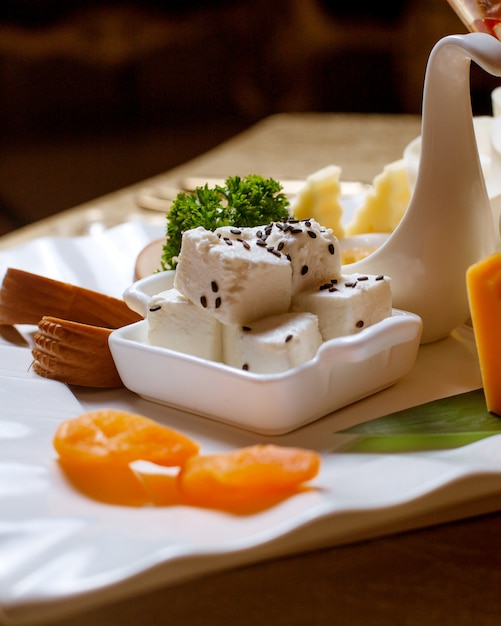 Fromage blanc sur la table