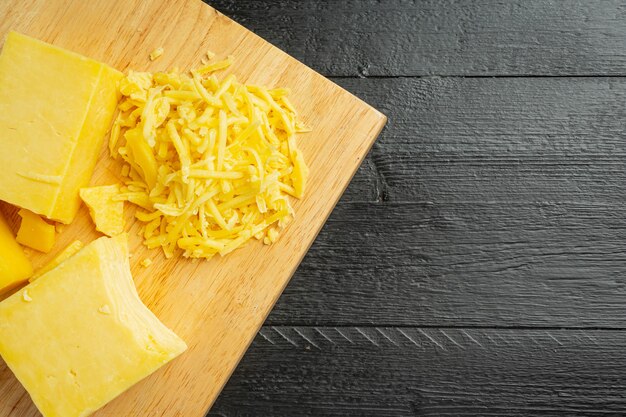 Fromage cheddar sur une surface en bois sombre