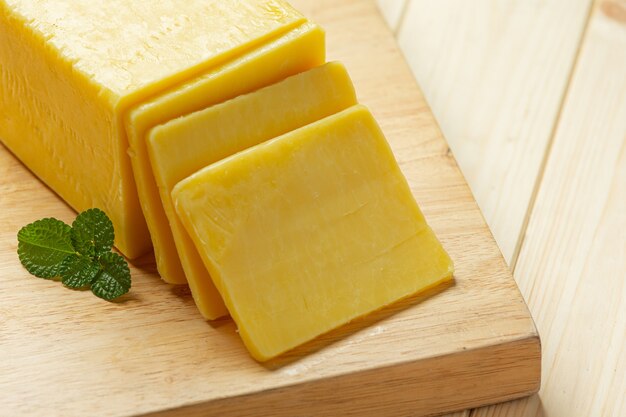 Fromage cheddar sur une surface en bois