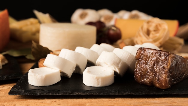 Fromage de chèvre et fromage brunost sur ardoise noire