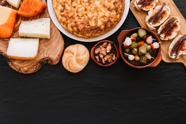 Fromage couché près de divers plats