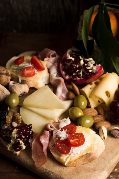 Fromage délicieux avec composition de tomates sur table