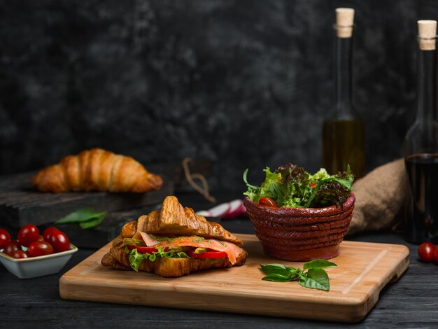 Fromage fait avec du pain grillé et du cheddar