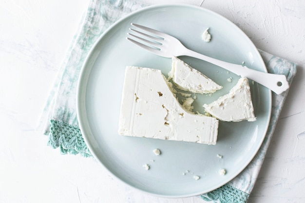 Fromage feta naturel sur une plaque à plat