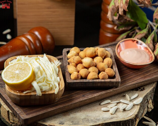 Fromage fumé et boulettes frites au citron et sauce