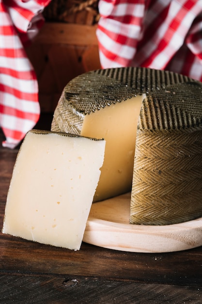 Photo gratuite fromage mignon près du panier