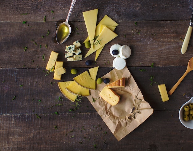 Photo gratuite fromage sur planche de bois