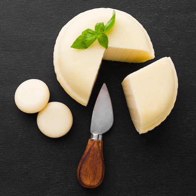 Photo gratuite fromage plat avec couteau