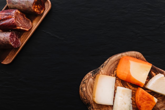 Fromage en tranches près des saucisses