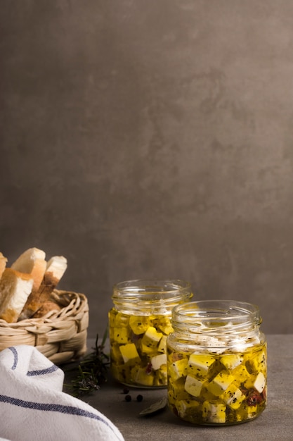 Fromage Vue De Face En Pot Sur Planche De Bois