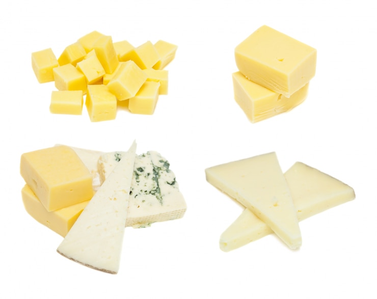 Photo gratuit fromages de différents types sur un fond blanc