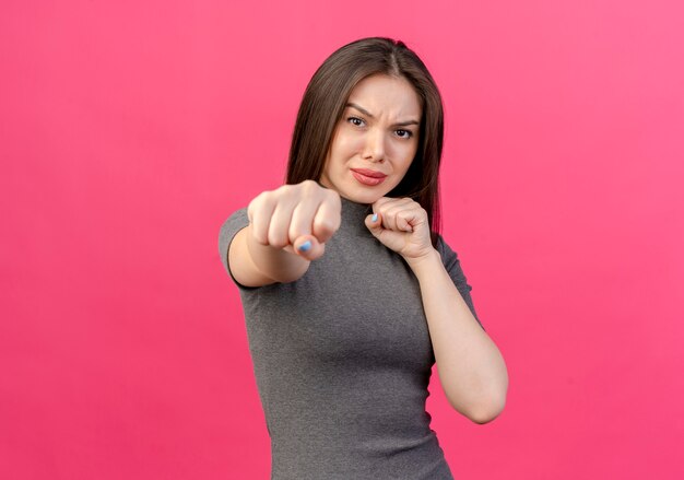 fronçant les sourcils, jeune, jolie femme, faire, geste boxe, devant