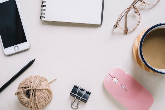 Photo gratuite frontière de café et de fournitures de bureau