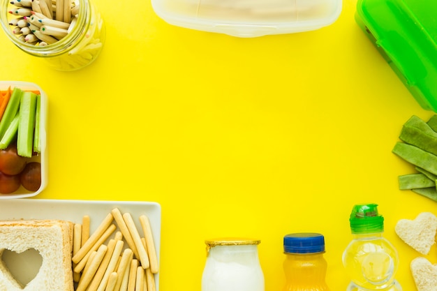 Frontière de crayons et de nourriture saine