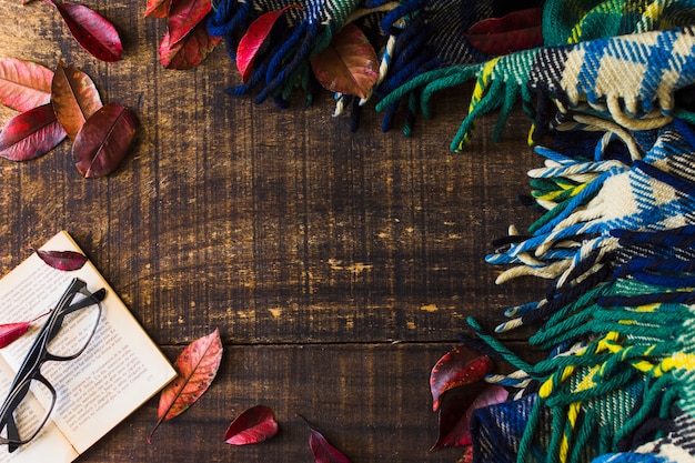 Frontière, depuis, couverture, et, feuilles, près, livre, et, lunettes