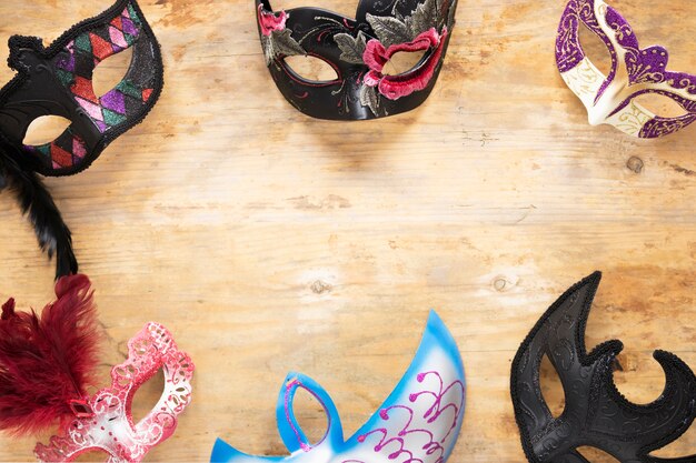 Frontière de masques de carnaval