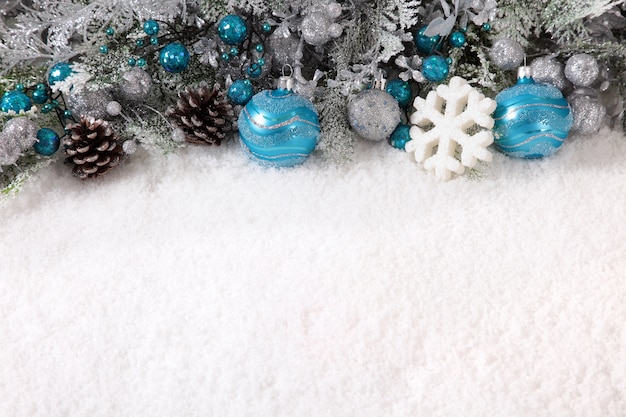 frontière de Noël avec des décorations sur la neige