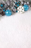 Photo gratuite frontière de noël avec decorationson la neige