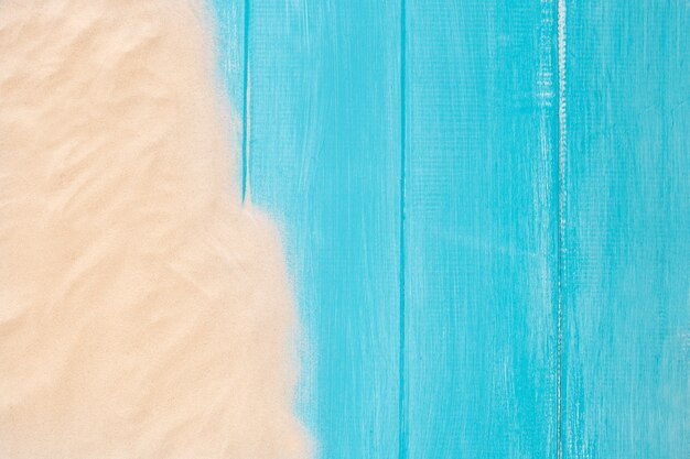 Frontière de sable sur un fond en bois bleu avec espace de copie