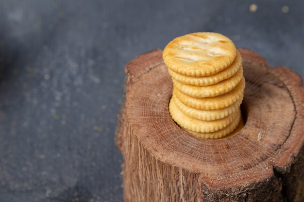 Frotn vue ronde biscuits sucrés sur le bois et fond gris biscuit biscuit cracker photo