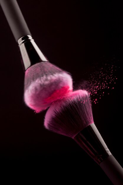 Frotter les pinceaux de maquillage professionnels avec de la poudre rose