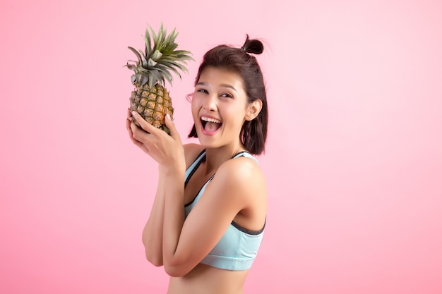 Fruit de l&#39;ananas femme souriante saine et joyeuse après l&#39;exercice pour contrôler son poids