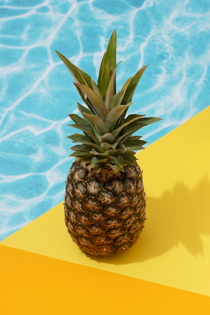 Fruit d'ananas à la piscine