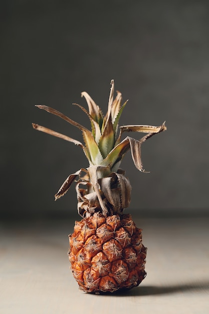 Fruit d'ananas sur table en bois