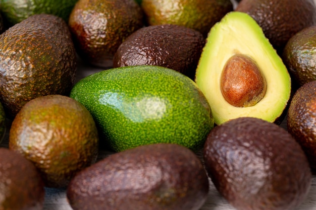 Fruit d'avocat coupé à côté de l'autre.