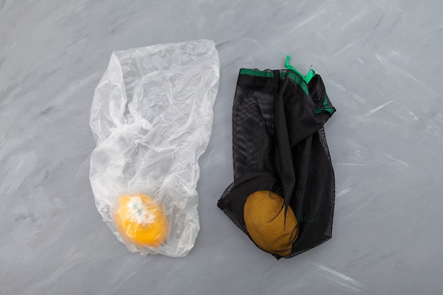 Fruit de citron pourri dans un sac en plastique citron frais dans un éco-sac en filet pour stocker les légumes